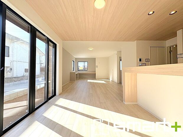 〜開放的なリビングイン階段〜 ・ご家族のお出掛けや帰宅がわかるリビングイン階段。自然とコミュニケーションが増えますね。 ・家事をしながらリビング全体が見渡せるカウンターキッチンも魅力。