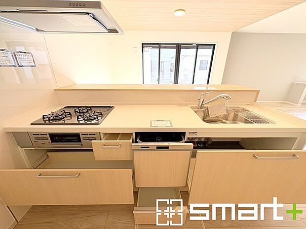 〜食器洗浄機を標準装備〜 ・キッチンにはビルトインタイプの食器洗浄機を標準装備。 ・家事にかける時間を削減でき、「自分時間」を増やすことができる嬉しいアイテムです。 