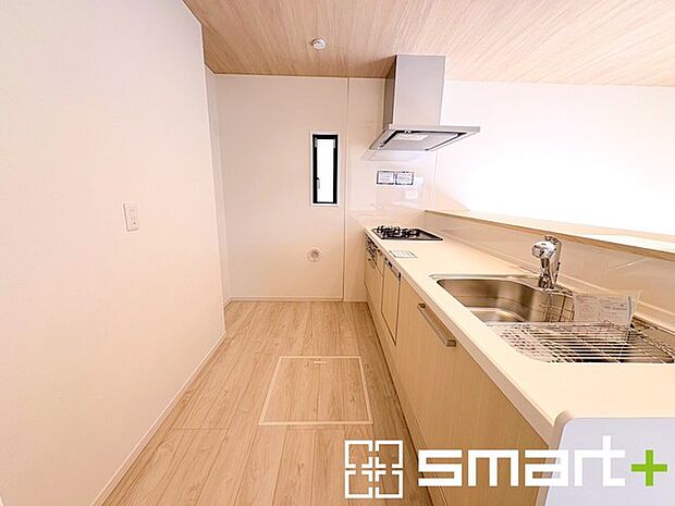 〜人気のカウンターキッチン〜 ・キッチンには余計な柱が無いので、リビングが見渡せ開放感のある造りとなっております。 ・蛇口には浄水器が内蔵されるなど機能面でも優れたキッチンです。