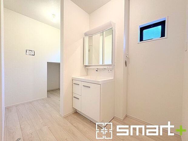 〜人気の三面鏡を採用〜 ・洗面台は三面鏡仕様なので鏡の角度を変える事で頭の後ろの方までご確認可能です。 ・鏡の裏が収納になっておりますので、洗面台周りもスッキリと片付きます。