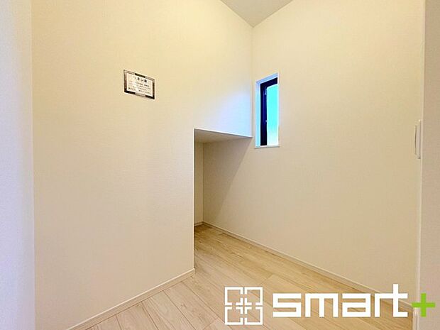 〜収納も充実の洗面所〜 ・洗面所にはリネンスペースを設ける事でタオルや洗剤などの置場にも困りません。 ・意外とリネンスペースがある物件は少ないので、ぜひ現地でその魅力をご確認ください。 