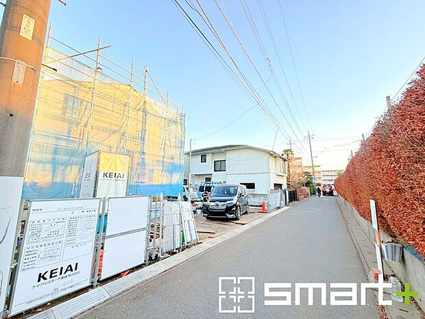 〜十分な広さのある前面道路〜 ・前面道路は約4ｍございますので、お車でのすれ違いも可能で余計なストレスがかかりません。 ・日々お車での移動が多い方には大切なポイントですね。 