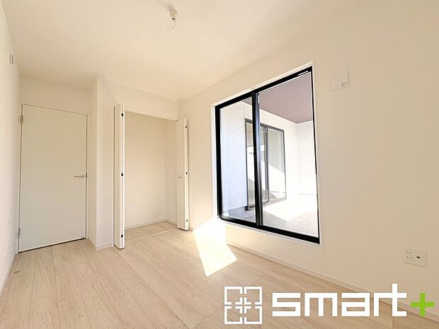 〜明るく暖かな光が差し込む洋室〜 ・大きな窓からたっぷりの光が舞い込み、お部屋全体を優しく包み込んでくれます。 ・収納付きなので整理整頓しやすく、生活空間が広がりますね。