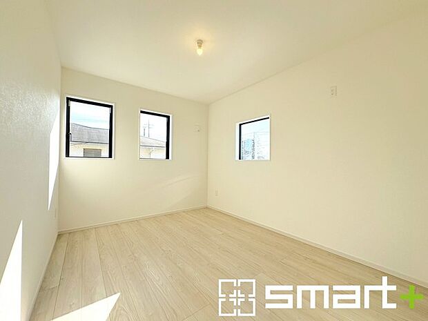 〜2面採光の明るいお部屋〜 ・洋室は2面採光とする事で穏やかな陽の入る明るい空間となっております。 ・くつろぎのプライベート時間を明るい空間で穏やかにお過ごしいただけます。