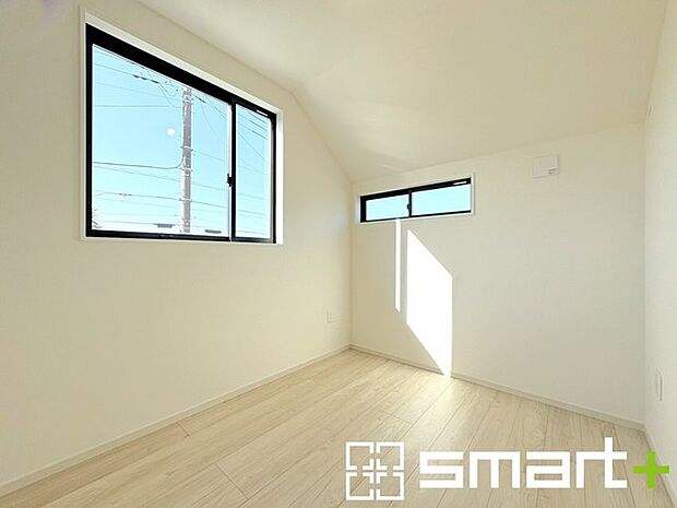 〜収納豊富な洋室〜 ・各居室に備え付けの収納をご用意。タンスなどを置く場合と比べ出っ張らないので部屋の中を有効のご活用いただけます。 ・収納の広さなどぜひ現地でご確認くださいませ。