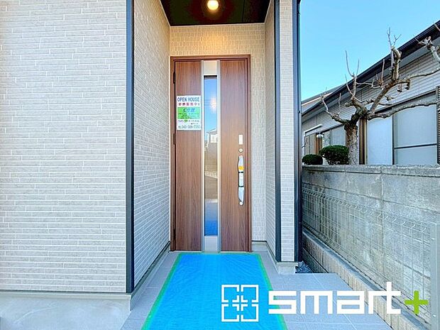 〜デザイン性に優れた玄関〜 ・モダンなデザインの玄関ドアを採用する事でお住まいの「顔」の印象が大きく変わります。 ・毎日帰宅した際に嬉しくなる仕様です。