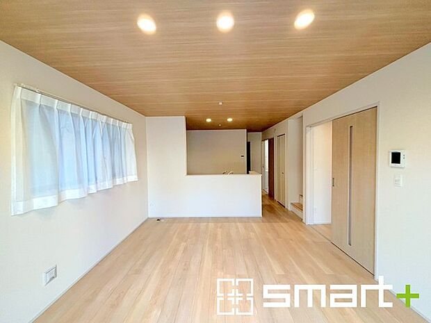 〜穏やかな陽の入るLDK〜 ・ご家族でゆったり寛げる広々リビングは、大きな窓からたっぷりの陽光が差し込む明るい空間。 ・料理と洗濯、片付けなど並行して家事を進める時に便利な回遊動線。