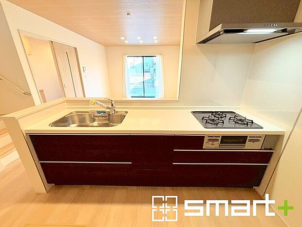 〜人気のカウンターキッチン〜 ・キッチンには余計な柱が無いので、リビングが見渡せ開放感のある造りとなっております。 ・蛇口には浄水器が内蔵されるなど機能面でも優れたキッチンです。