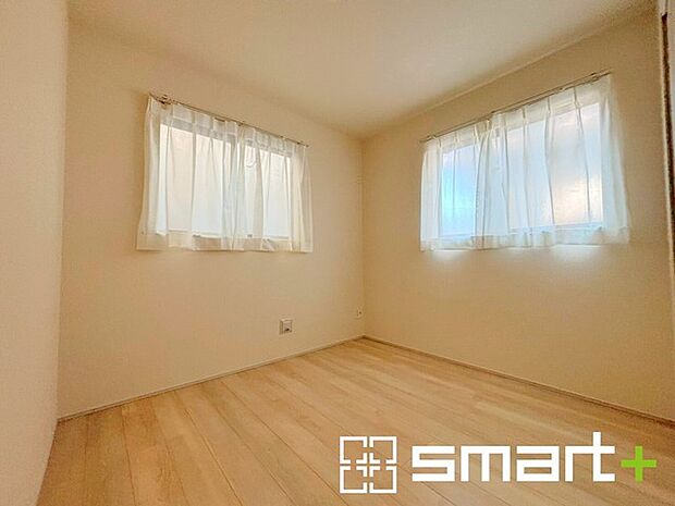 〜収納スペース付きの1階洋室〜 ・リビングと隣接していないので独立した居室としてご利用可能です。 ・たっぷりの収納付きで2面採光の明るい空間が広がります。