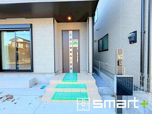 〜お住まいの顔「玄関」〜 ・玄関ドアの上にはもちろん軒がございますので、雨の日でも濡れずに鍵の開閉が可能です。 ・鍵は防犯性に優れたディンプルキーを採用。