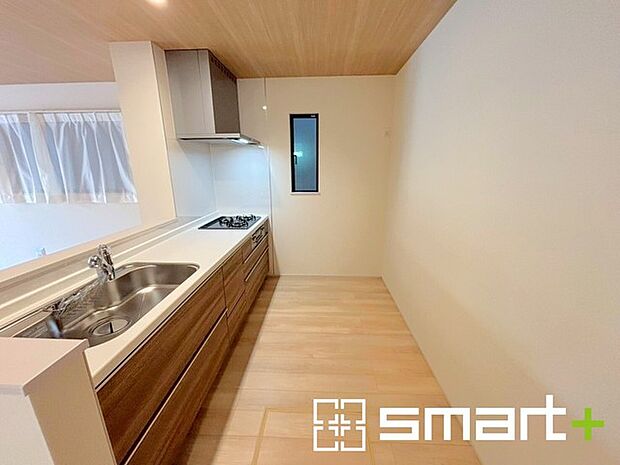 〜使い勝手の良いシステムキッチン〜 ・料理がしやすい設計のキッチンでお料理もはかどりますね。 ・もちろんキッチン下部は収納になっておりますので、フライパンなども収納可能です。