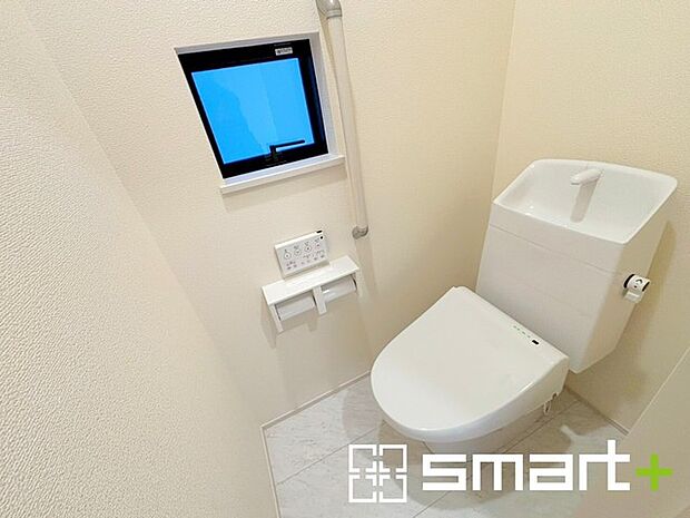 〜やはり便利なタンク式トイレ〜 ・最近はタンクレストイレもございますが、タンク式の場合は停電時もお水を流すことが可能。 ・故障時なども比較的費用が安くなるなど、メリットが多くなります。