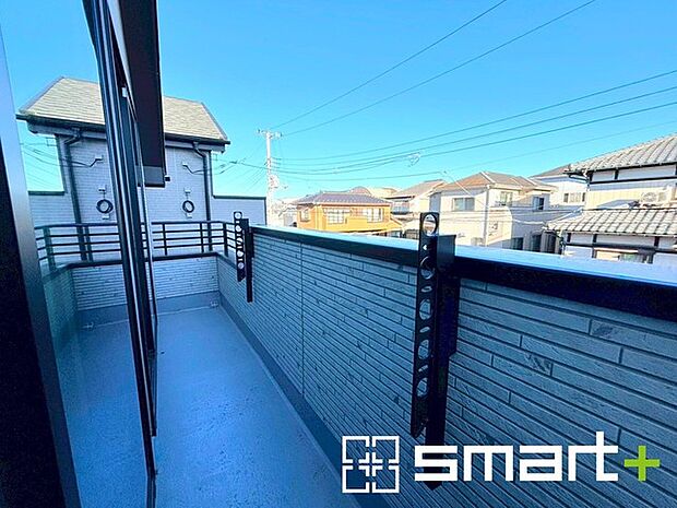 ~洗濯物も干しやすいバルコニー~ ・陽当たり良好な南側のバルコニーは2部屋から出入りができて毎日のお洗濯も快適。 ・テラス屋根等のオプションもお気軽にご相談くださいませ。