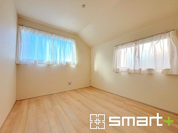 〜2面採光の明るいお部屋〜 ・洋室は2面採光とする事で穏やかな陽の入る明るい空間となっております。 ・くつろぎのプライベート時間を明るい空間で穏やかにお過ごしいただけます。