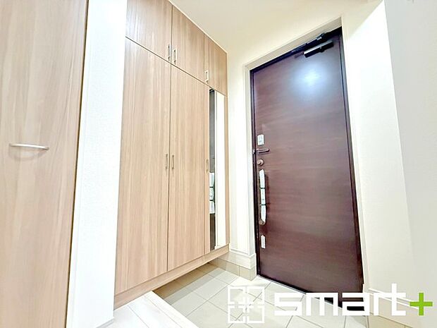 〜十分な容量のシューズボックス〜 ・備え付けのシューズボックスは充分な容量を確保。 ・より大型のものへのご変更などご希望の方もお気軽にご相談くださいませ。 