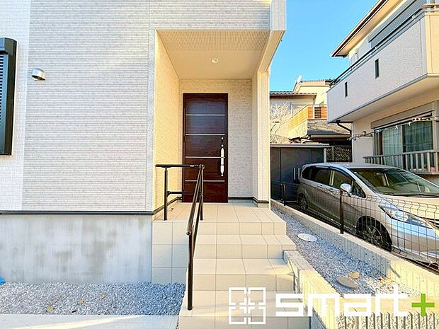 〜お住まいの顔「玄関」〜 ・玄関ドアの上にはもちろん軒がございますので、雨の日でも濡れずに鍵の開閉が可能です。 ・鍵は防犯性に優れたディンプルキーを採用。 