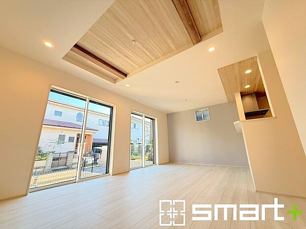 〜余裕の空間が広がるLDK〜 ・18帖あるLDKはご家族団らんのお時間を余裕の広さで演出してくれます。 ・ご内覧の際は家具の配置などもイメージしながらご覧くださいませ。