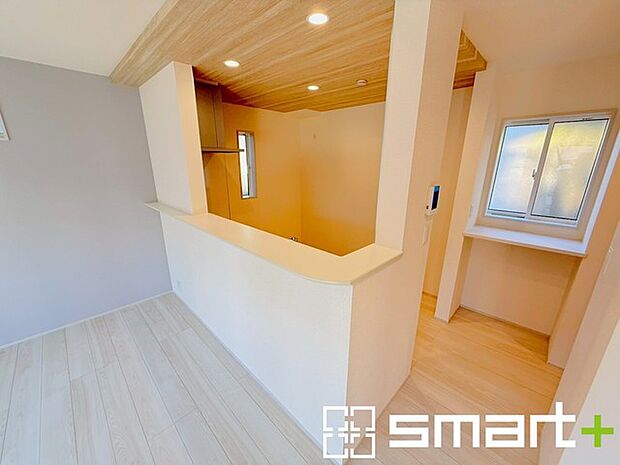 〜人気のカウンターキッチン〜 ・キッチンは人気のカウンタータイプを採用。「ご家族の顔が見える」造りです。 ・蛇口に浄水器が内蔵されているなど機能面でも優れた仕様です。 