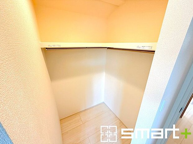 〜憧れのウォークインクローゼット〜 ・居室にウォークインを設ける事で季節ものや趣味の用具などもスッキリと収納可能です。 ・ぜひ現地でその便利さをご体感くださいませ。 