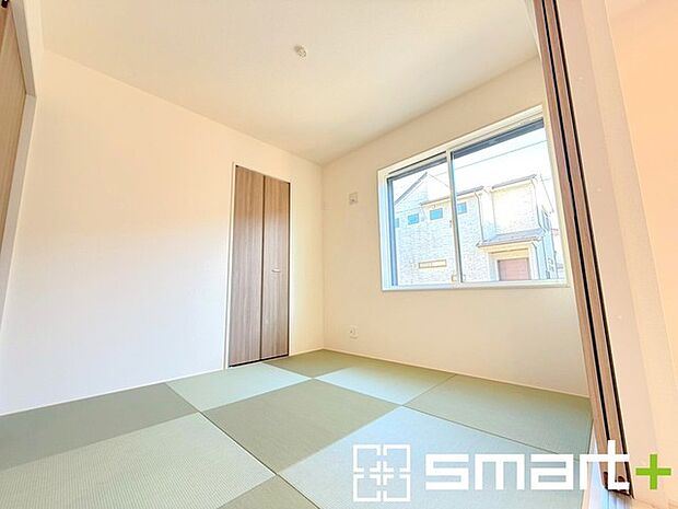 〜使い勝手の良い「和洋室」〜 ・畳敷きに建具は洋風、というハイブリッド型の「和洋室」。和室と洋室の良い所を組み合わせたお部屋です。 ・やはり畳の香りは心が落ち着きますね。 