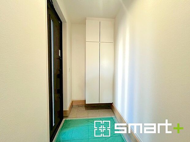 〜十分な容量のシューズボックス〜 ・備え付けのシューズボックスは充分な容量を確保。 ・より大型のものへのご変更などご希望の方もお気軽にご相談くださいませ。 