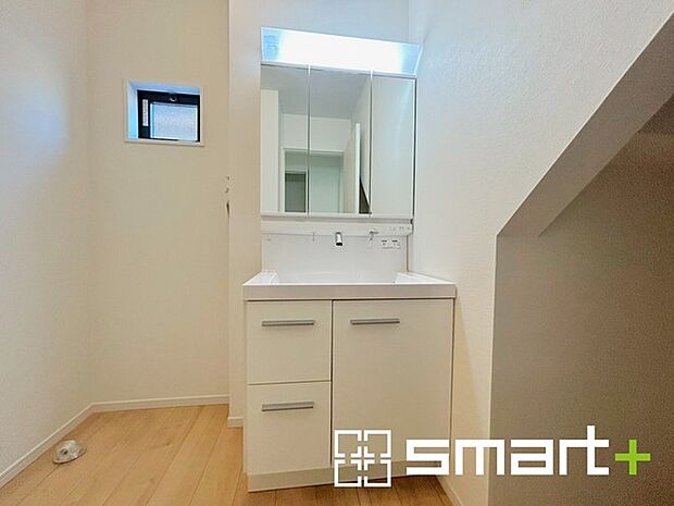 〜シャワー付き洗面台を採用〜 ・洗面台の蛇口がホースで伸びシャワーとしてご利用可能。 ・朝の寝ぐせ直しなどにシャワーを使いたい時、洗面台の掃除をする際にも便利にお使いいただけますよ。 