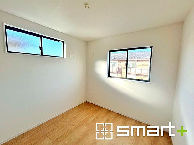 〜2面採光の明るいお部屋〜 ・洋室は2面採光とする事で穏やかな陽の入る明るい空間となっております。 ・くつろぎのプライベート時間を明るい空間で穏やかにお過ごしいただけます。 