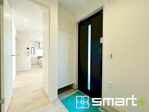 〜十分な容量のシューズボックス〜 ・備え付けのシューズボックスは充分な容量を確保。 ・より大型のものへのご変更などご希望の方もお気軽にご相談くださいませ。