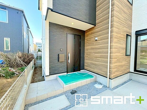 〜お住まいの顔「玄関」〜 ・玄関ドアの上にはもちろん軒がございますので、雨の日でも濡れずに鍵の開閉が可能です。 ・鍵は防犯性に優れたディンプルキーを採用。