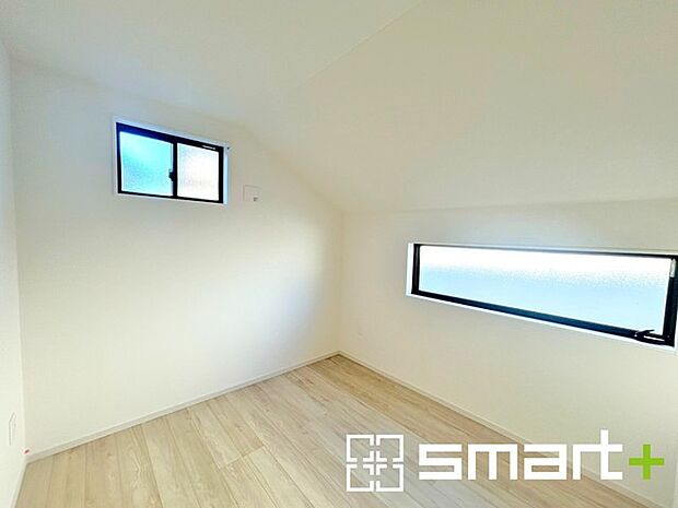 〜自然な風合いの洋室〜 ・ナチュラルな色彩で纏められた洋室は家具のコーディネートもしやすくなっております。 ・どんな家具にするか考えるだけでも楽しくなってきますね。