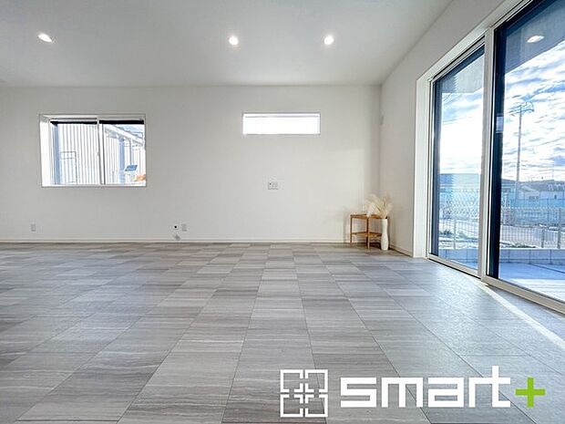 〜窓からはたっぷりの陽光〜 ・大きな窓のあるLDKは陽当りも良好で明るい空間となっております。 ・ご家族団らんなど過ごす時間の多いLDKが明るいのは嬉しいポイントですね。