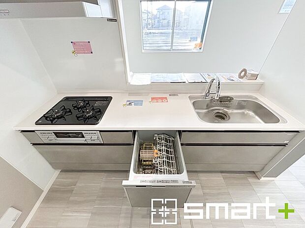 〜食器洗浄機を標準装備〜 ・キッチンにはビルトインタイプの食器洗浄機を標準装備。 ・家事にかける時間を削減でき、「自分時間」を増やすことができる嬉しいアイテムです。