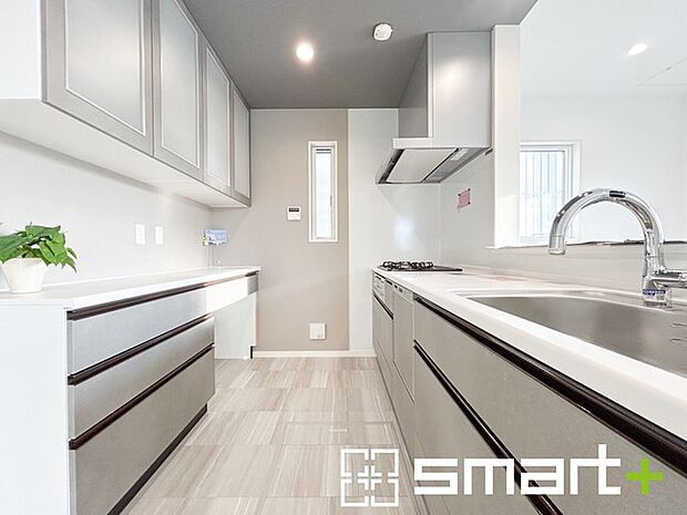 〜収納も豊富なキッチン〜 ・キッチンスペースにはカップボードを標準装備。吊戸棚と併せて収納が豊富になっておりますので、散らかりやすいキッチン周りがスッキリと片付きます。 