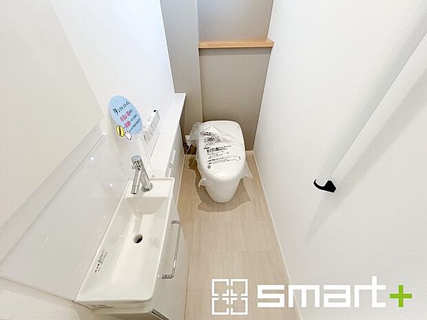 〜人気のタンクレストイレ〜 ・デザイン性に優れ、スッキリと見えるタンクレストイレを採用。 ・節水効果が高く、エコな上に水道代も削減可能。シンプルな形なのでお掃除も楽々です。