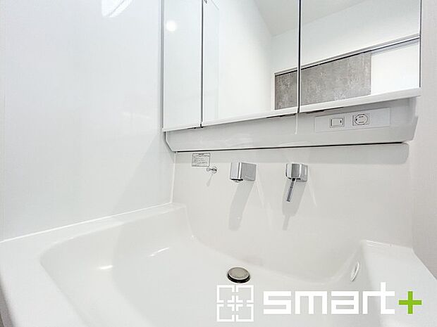 〜人気の三面鏡を採用〜 ・洗面台は三面鏡仕様なので鏡の角度を変える事で頭の後ろの方までご確認可能です。 ・鏡の裏が収納になっておりますので、洗面台周りもスッキリと片付きます。