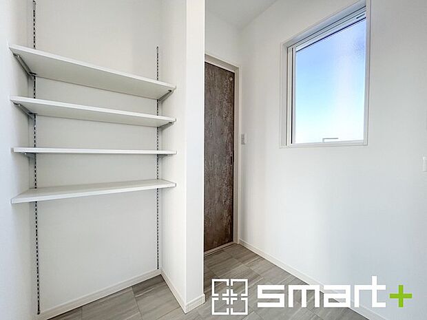 〜ちょっとした空間も有効活用〜 ・廊下も無駄にせずしっかりと収納をご用意。ちょっとしたスペースも無駄にしません。 ・掃除機など意外と置場に困る物もしっかりと収納可能です。