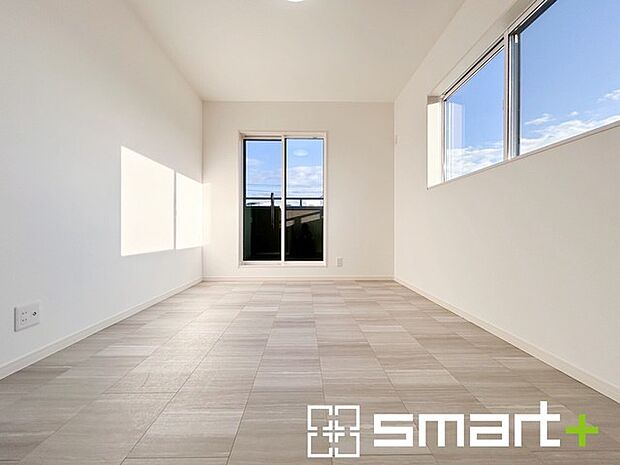 〜バルコニーに面した洋室〜 ・バルコニー側の大きな窓から穏やかな陽が差し込む明るい洋室。 ・たっぷりの収納スペースで住空間もスッキリ。