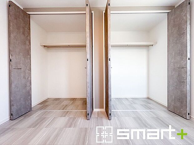 〜日当たり良好の明るい洋室〜 ・穏やかな陽だまりに包まれる居心地の良い洋室。明るい空間で穏やかにお過ごしいただけます。 ・大容量の収納スペースで整理整頓しやすく、生活空間が広がりますね。