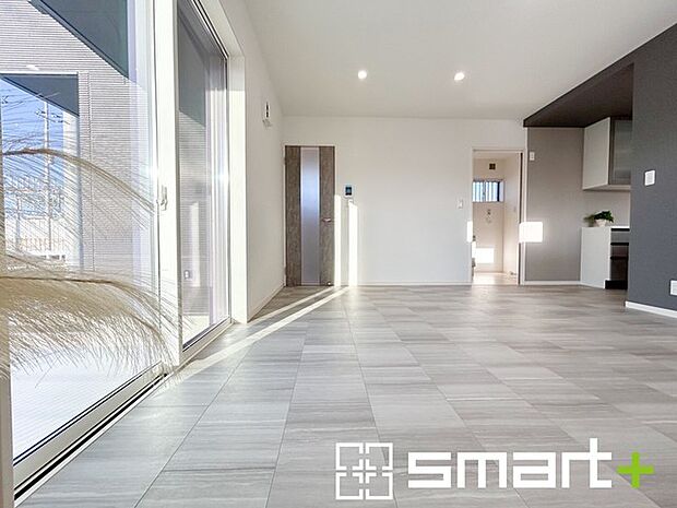 〜穏やかな陽の入るＬＤＫ〜 ・穏やかな陽だまりに包まれる居心地の良いＬＤＫは、ご家族が自然と集まる憩いのスペースに。・料理と洗濯、片付けなど並行して家事を進める時に便利な回遊動線。