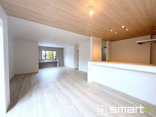 〜余裕の空間が広がるＬＤＫ〜 ・24帖あるＬＤＫはご家族団らんのお時間を余裕の広さで演出してくれます。 ・ご内覧の際は家具の配置などもイメージしながらご覧くださいませ。 