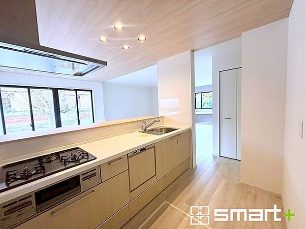 〜使い勝手の良いシステムキッチン〜 ・料理がしやすい設計のキッチンでお料理もはかどりますね。 ・もちろんキッチン下部は収納になっておりますので、フライパンなども収納可能です。