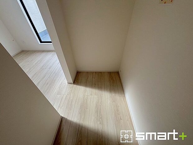 〜本格的な広さのウォークイン〜 ・しっかりとした広さのウォークインクローゼットを設けた仕様。 ・よくある小さめのウォークインは実際には収納力弱めですが、これだけ大きいと十分な収納力です。 