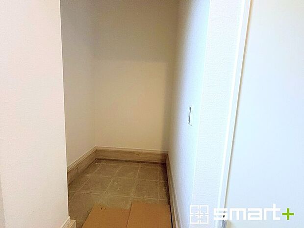 〜玄関回りの収納に〜 ・ベビーカー、お子様の部活道具、ご主人様のゴルフバッグなど多岐多様な物を収納いただけます。