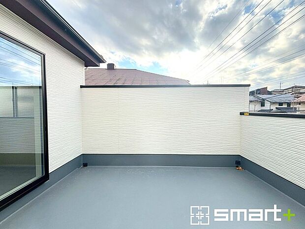 〜洗濯物も干しやすいバルコニー〜 ・バルコニーには物干し竿受けが標準装備されております。 ・テラス屋根等のオプションもお気軽にご相談くださいませ。 