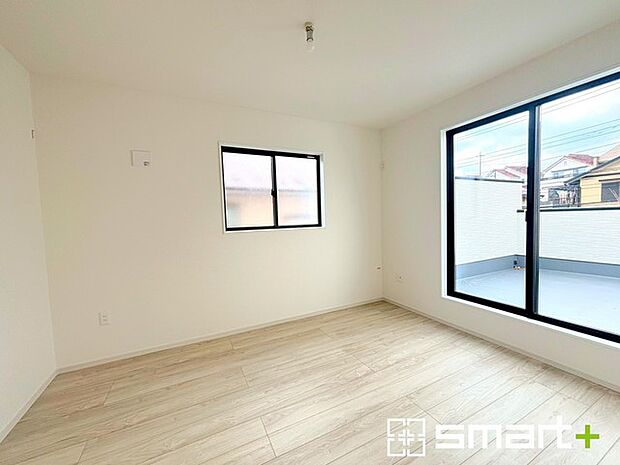 〜2面採光の明るいお部屋〜 ・洋室は2面採光とする事で穏やかな陽の入る明るい空間となっております。 ・くつろぎのプライベート時間を明るい空間で穏やかにお過ごしいただけます。