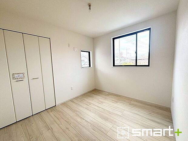 〜収納豊富な洋室〜 ・各居室に備え付けの収納をご用意。タンスなどを置く場合と比べ出っ張らないので部屋の中を有効のご活用いただけます。 ・収納の広さなどぜひ現地でご確認くださいませ。 