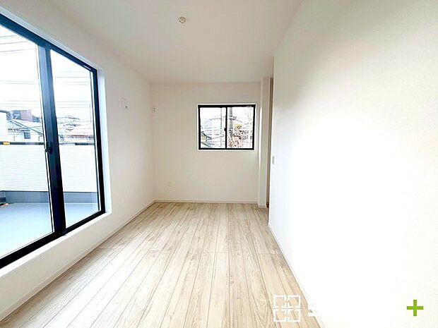 〜自然な風合いの洋室〜 ・ナチュラルな色彩で纏められた洋室は家具のコーディネートもしやすくなっております。 ・どんな家具にするか考えるだけでも楽しくなってきますね。