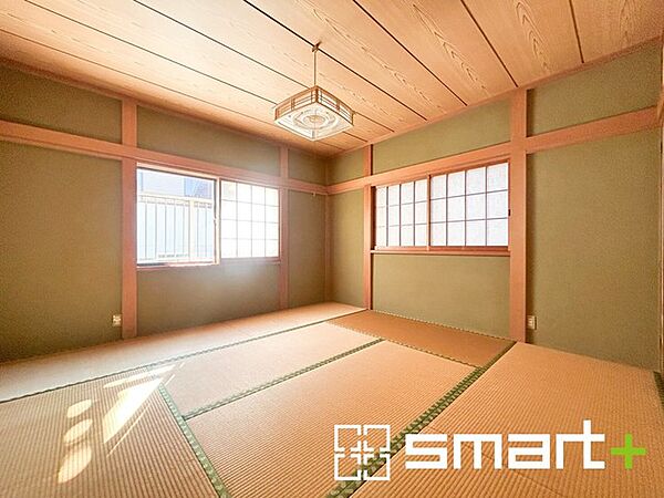 ～2面採光の明るいお部屋～ ・和室は2面採光とする事で穏やかな陽の入る明るい空間となっております。 ・くつろぎのプライベート時間を明るい空間で穏やかにお過ごしいただけます。