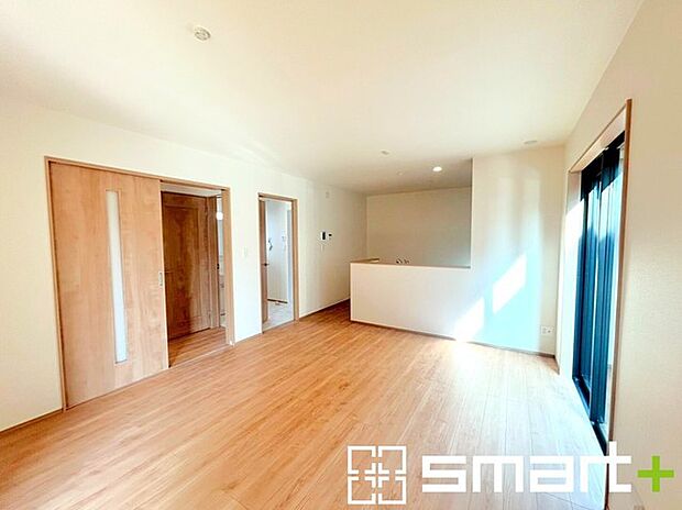 ~日当り良好のLDK~ ・穏やかな陽だまりに包まれる居心地の良いLDKは、ご家族が自然と集まる憩いのスペースに。 ・柔らかみのあるナチュラルカラーで、家具やカーテンの色も選びやすいです。