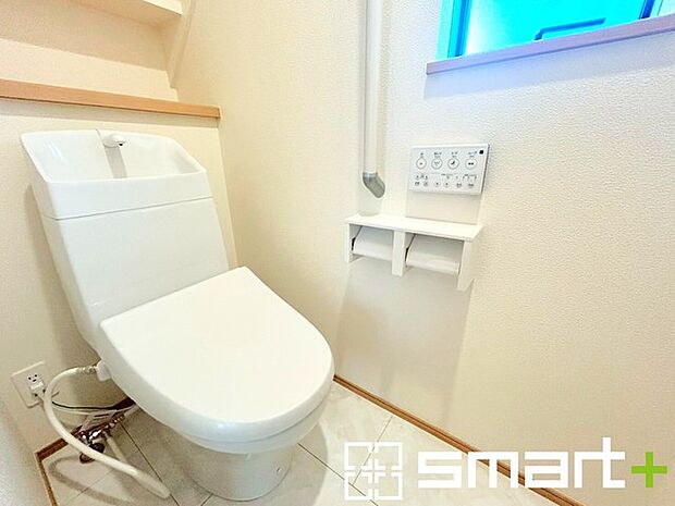 ~小窓付きの明るいトイレ~ ・使用後や掃除の際には新鮮な空気を取り込み換気ができます。 ・背面のスペースにちょっとした棚を設置すれば、トイレットペーパーのストックなども置けますね。